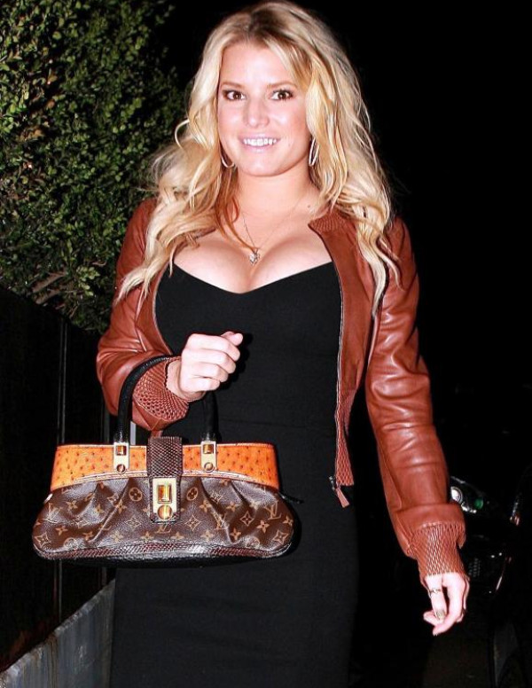 Jessica Simpson ne sort jamais sans son Vuitton